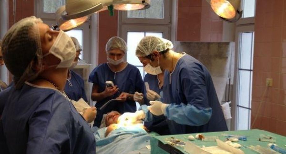 Estetik Cerrah Ameliyat Masasındaki Hastalarının Uygunsuz Pozlarını Paylaştı